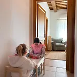 Nyaraló Erdő Mellett Lebzselő *