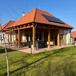 Erdő Mellett Lebzselő Nyaraló Mogyoroska