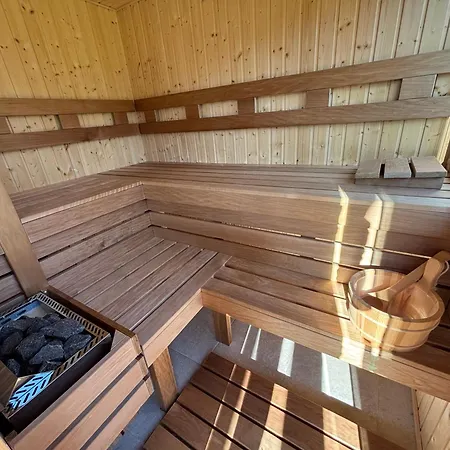 Nyaraló Erdő Mellett Lebzselő *
